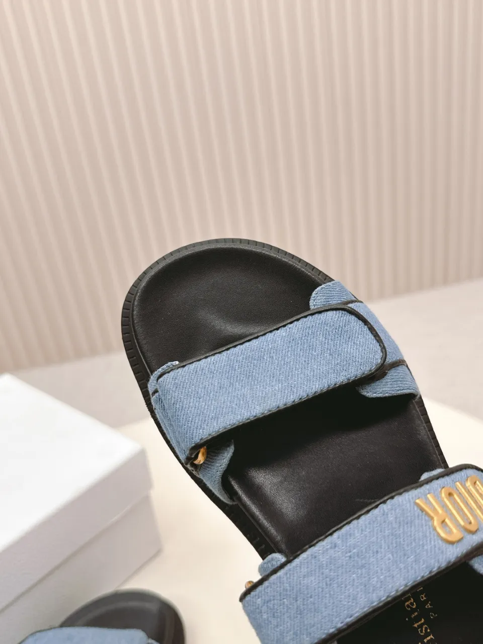 👟👟Ex-factory price 480👟👟 DIOR classic sandals mixed sheepskin DiorAct sandals are fashionable. Paired with an insole that fits the shape of your foot, it's made of exceptionally lightweight and comfortable leather. The upper straps are fastened with Velcro and are decorated with a gold-finish metal "Dior" logo, which complements the style design. These sandals add a modern edge to any look. Fabric: Imported mixed sheepskin Lining: Imported sheepskin Outsole: Original TPU outsole Code number: 35-42 (41 42 customized, non-refundable)